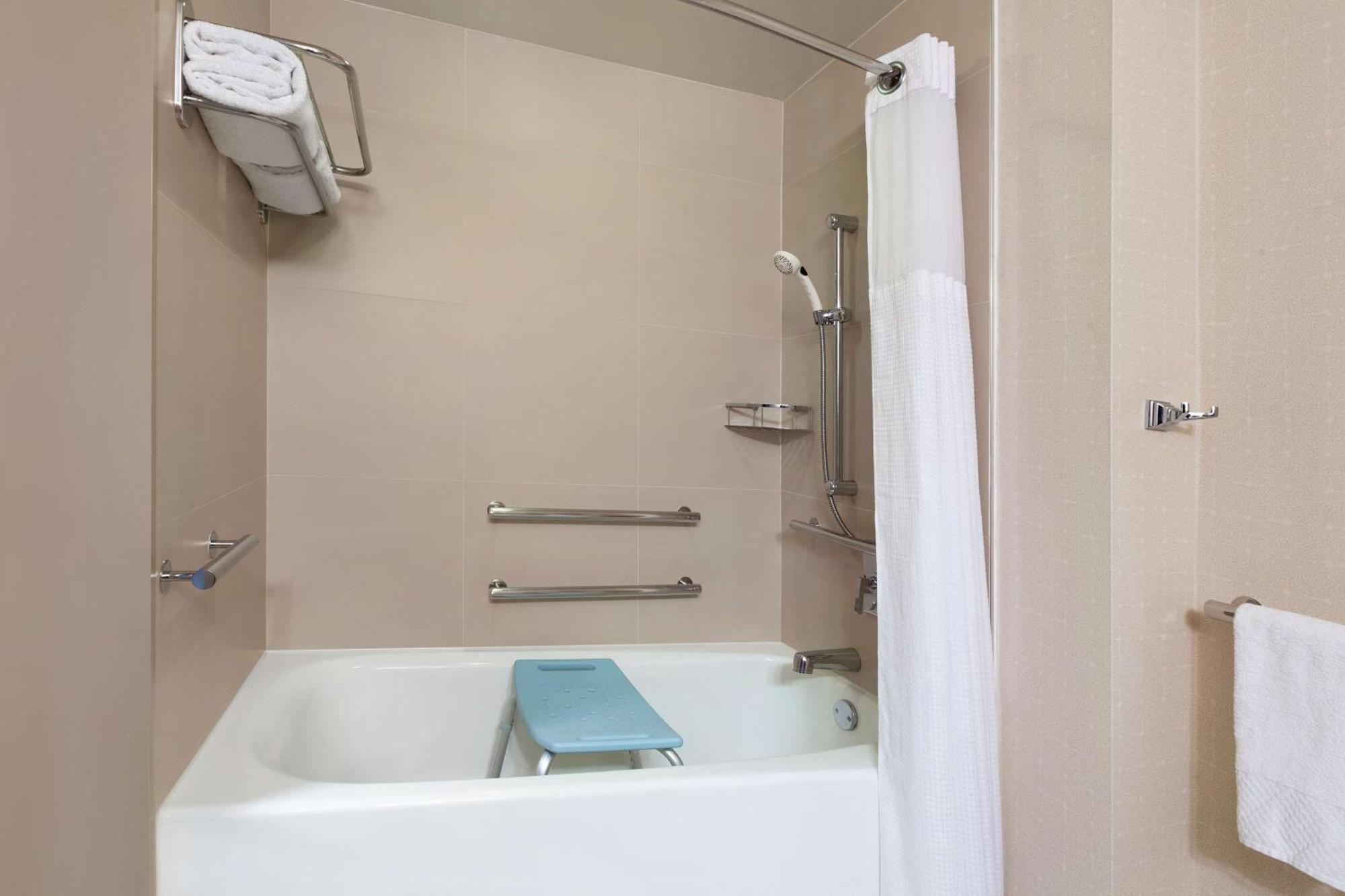 King Room with City View and Mobility/Hearing Access Tub